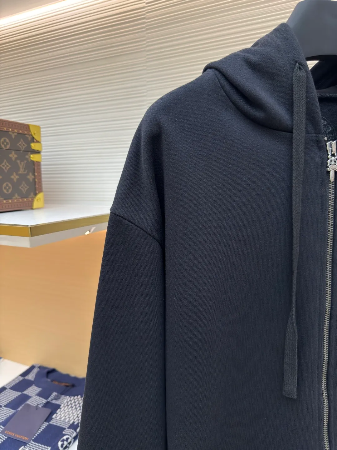 Chrome Hearts New York City limited zipper jacket ●Authentic product: purchased and developed for 7999 ●Item number: 1680452-A95 ●Material: Thin velvet coarse fish scale fabric ●Technology: glue printing ●Version: loose version ●Weight: about 735 grams ●Size: S-M-L-XL ●Description: The fabric is made of 420 grams of thin velvet fish scale fabric, and the printing is printed by hand glue according to the original version. The finished product is sanded and washed to shape. It feels great in the hand. Genuine antique silver distressed chain head. The overall wiring is straight and delicate, the fabric is comfortable and soft, and the color is consistent without color difference. It can be matched with the same style to create a fashionable look and control various occasions. Customized accessories, complete with three standards, same style for men and women!